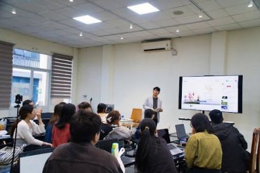 Nhà sản xuất An Sung Il đưa truyền hình Hàn Quốc đến gần sinh viên Việt Nam qua buổi giảng truyền thông tại Đại học Kinh tế TP.HCM